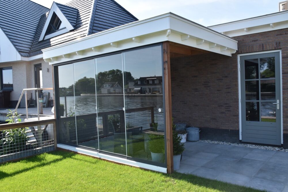 overkapping-met-glazen-deuren-geplaatst-Alphen-aan-de-Rijn-5-e1704300459534
